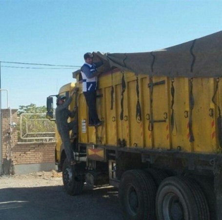 2دستگاه کامیون حامل کود مرغی در کهگیلویه توقیف شد