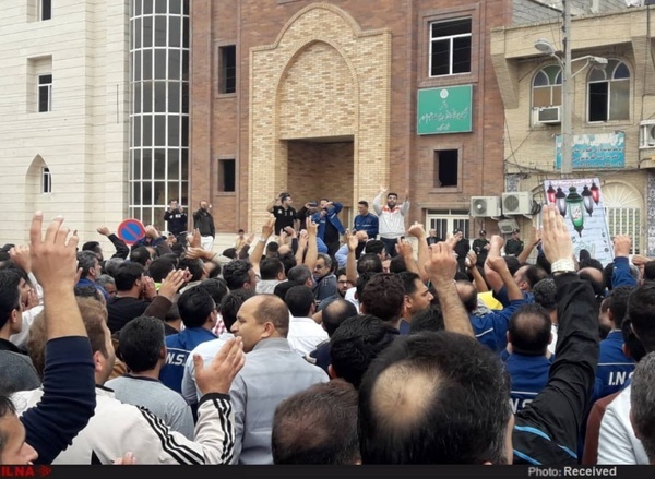 تجمع کارگران گروه ملی فولاد همچنان ادامه دارد  راهپیمایی در خیابان های اهواز