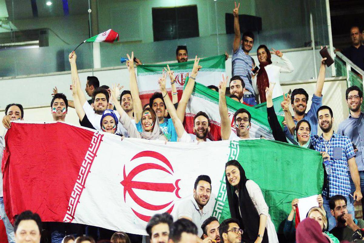 شادی هواداران در ورزشگاه آزادی پس از دیدار ایران و اسپانیا+ فیلم
