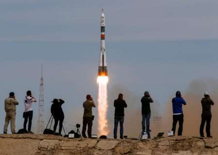 رویترز: تیم فضایی روسی – آمریکایی به ایستگاه فضایی بین المللی رسید
