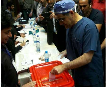 از رای دادن وزیر بهداشت با لباس اتاق عمل تا رای دادن زندانی ها