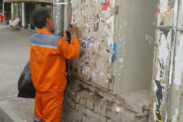 تلاش ۸۰ نیروی شهرداری آستارا برای پاکسازی شهر از تبلیغات انتخابات