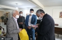 حضور مسجد جامعی در کتابفروشی حافظ و اهدای گل به همسایگان آن (5)
