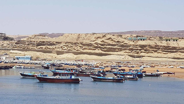 دریای عمان به نسبت مواج است