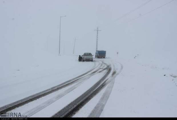 امدادرسانی راهداران به 50 خودرو گرفتار در برف در جاده های بروجرد