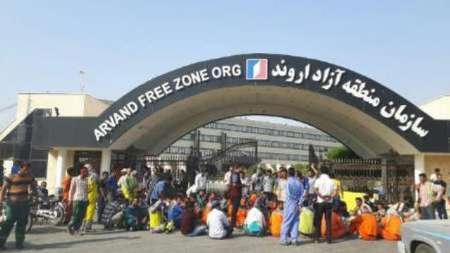 کارگران خدماتی شهرداری خرمشهر روبه روی منطقه آزاد اروند تجمع صنفی برپا کردند