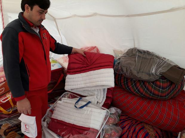 نوعروس بجنوردی جهیزیه خود را به مردم زلزله زده غرب کشور اهدا کرد