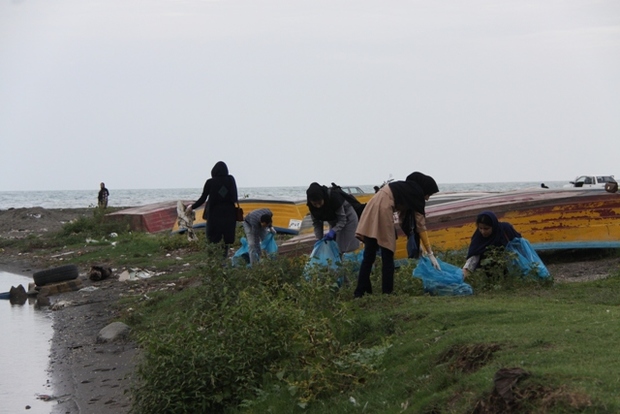 جمع آوری 2 تن زباله از حاشیه رودخانه و نوار ساحلی آستارا
