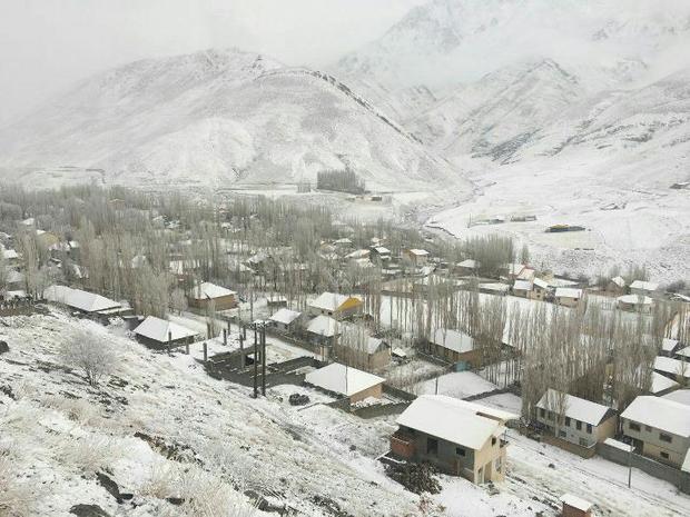 بارش برف پاییزی روستاهای کوهستانی آمل را سفید پوش کرد