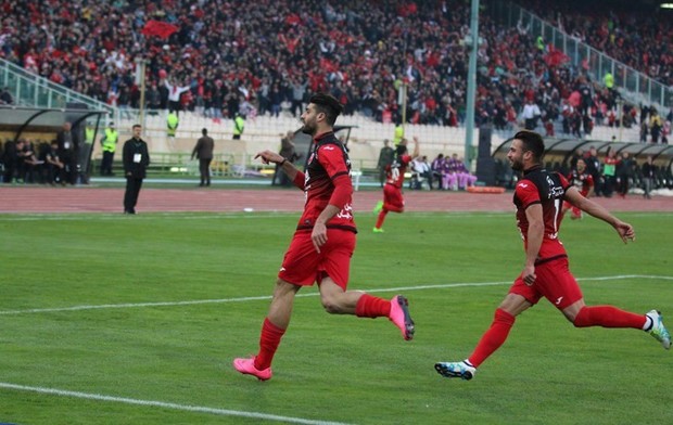 جام قهرمانی پرسپولیس را وزیر ورزش اهدا می کند
