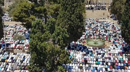 حضور سیصد هزار فلسطینی در دومین نماز جمعه ماه رمضان در مسجد الاقصی