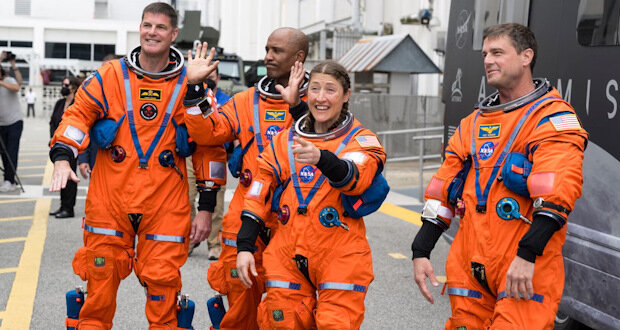 بازگشت فضانوردان آرتمیس از سفر تاریخی به دور ماه به زمین 