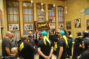 حضور زائران در بیت تاریخی حضرت امام در نجف در روزهای منتهی به اربعین