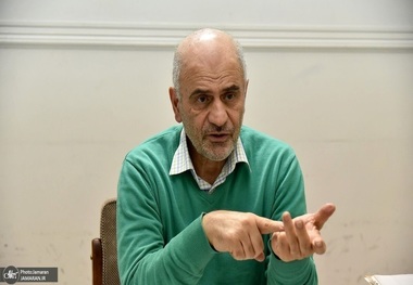 با تاکید بر پیامد سیاست‌های ارزی در اقتصاد عنوان شد؛ فرشاد مومنی: اعتیاد به افزایش نرخ ارز و بنزین را کنار بگذارید/جهش نرخ ارز، مردم را بی‌پناه و تولید را آسیب‌پذیر کرده است/ وعده رفع فقر و عدالت با افزایش قیمت‌ها مغایرت دارد