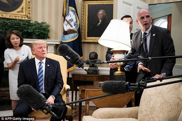 عکس/ وقتی خبرنگار می خواست چراغ مطالعه را روی ترامپ بیاندازد