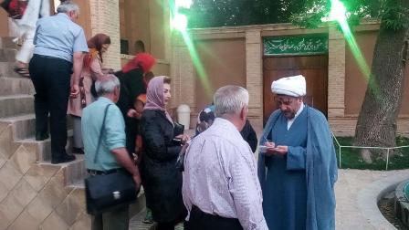 گروه گردشگران اقلیت های مذهبی از بیت تاریخی امام راحل بازدید کردند