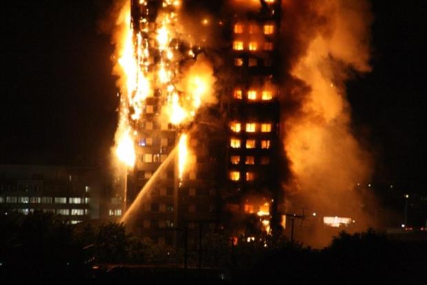 عکس/ برج 27 طبقه لندن در آتش، احتمال ریزش ساختمان
