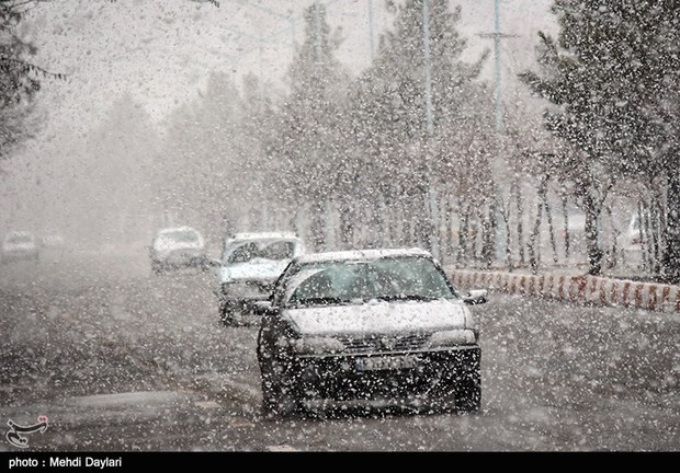بارش برف در گردنه‌های استان قزوین ادامه دارد