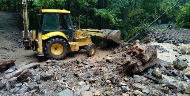 خرابی جاده سیلزده جنگلی برای منابع طبیعی چالوس مشکل ساز شد