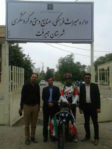 دوچرخه سوار ایرانگرد وارد جیرفت شد