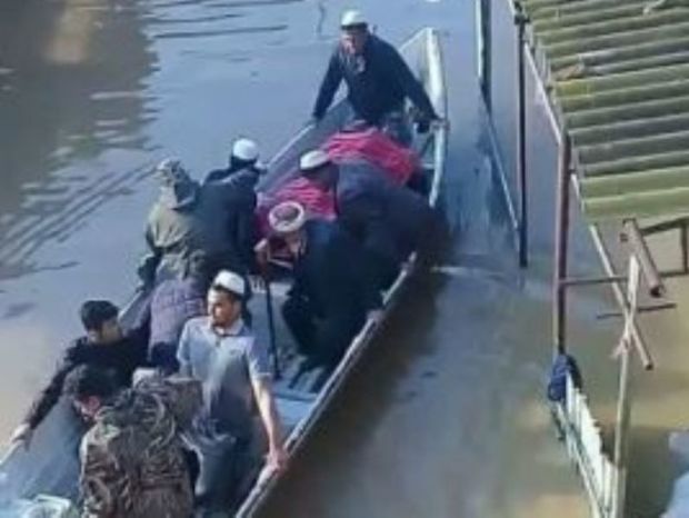 پیکر مادر دو شهید در آق قلا با قایق منتقل و به خاک سپرده شد