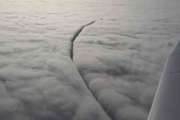 برش ابرها با عبور هواپیما! + عکس