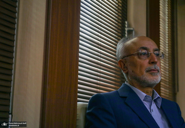 پیام علی اکبر صالحی در پی شهادت رهبر معظم انقلاب/ توصیه همیشگی ایشان در تدبیر امور مبتنی بر مشورت با صاحب نظران بود تا تصمیمات اتخاذ شده صائب و بر اساس عقلانیت باشد/ ایشان این اراده را به ملت شریف ایران بخصوص نسل جوان تلقین نمودند که «ما می توانیم»