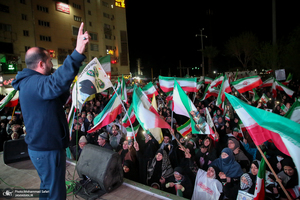 حرکت دسته مردمى پرچمداران ایران به مناسبت روز جمهوری اسلامی ایران-۲
