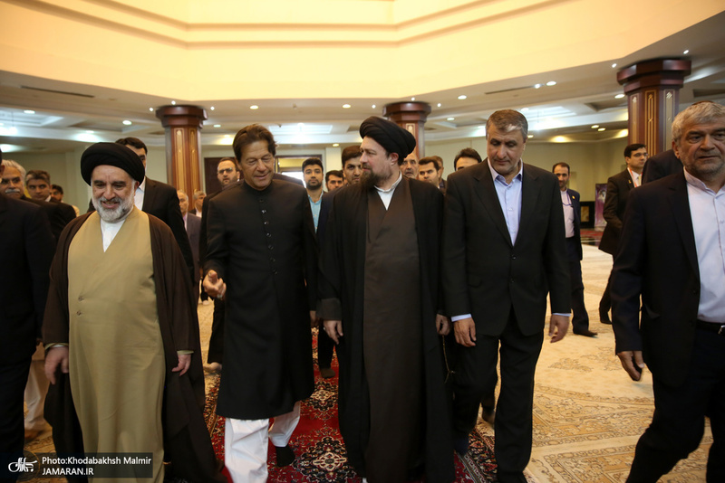 ادای احترام نخست وزیر پاکستان به مقام شامخ امام خمینی(س)