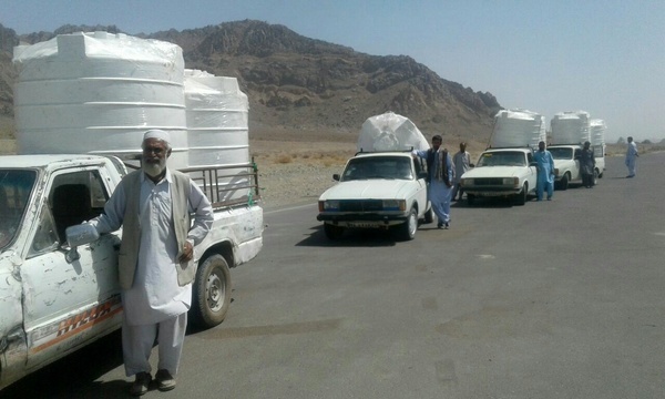 اهدای 17 تانکر ذخیره آب خیران به مردم روستایی خاش