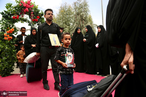 مراسم استقبال از كاروان خانواده های شهدای مدرسه شجره طیله میناب در ایستگاه راه آهن قم