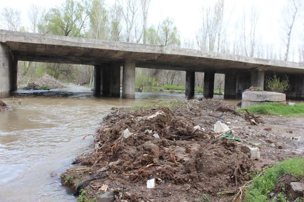 باران بخشی از پل ارتباطی منطقه اللرباغی خلخال را زیر آب برد