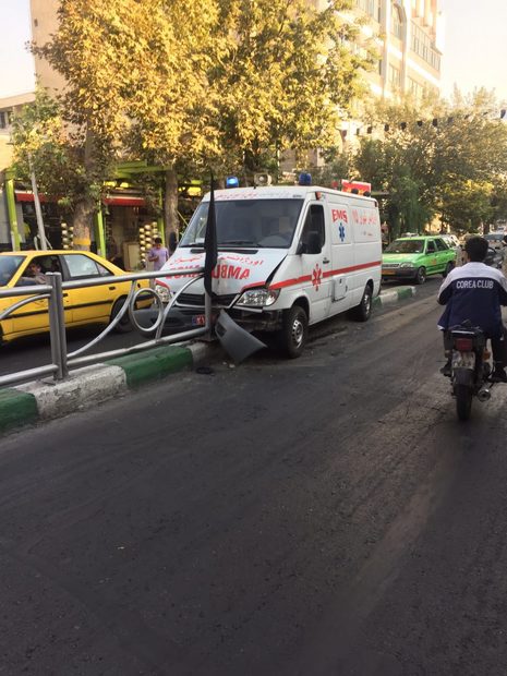 برخورد آمبولانس با گاردیل خیابان ولیعصر تهران دو مصدوم برجا گذاشت