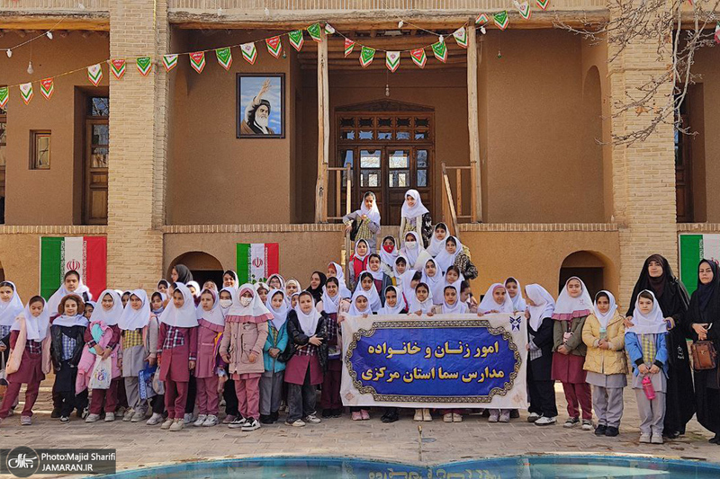 حضور اقشار مختلف مردم به مناسبت دهه فجر در بیت تاریخی امام خمینی (س)