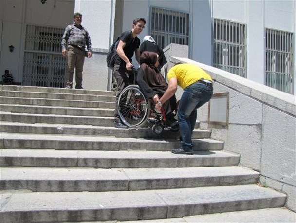 معابر و فضای شهری برای تردد معلولان در استان مناسب نیست
