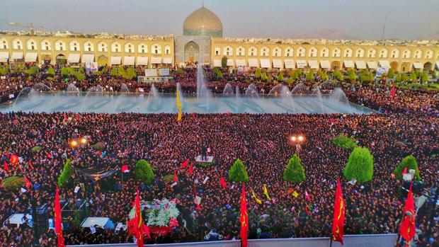 مراسم تشییع شهید حججی در میدان امام اصفهان آغاز شد