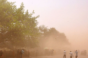 تصادف زنجیره‌ای بر اثر طوفان شن در اصفهان
