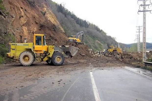 جاده اردبیل - آستارا بر اثر ریزش کوه بسته شد  تلاش پنج گروه راهداری برای بازگشایی راه