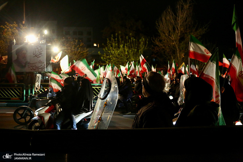 حركت دسته مردمى پرچمداران ايران به مناسبت روز جمهوری اسلامی ایران