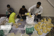توزیع بسته‌های غذایی بین نیازمندان به جای برگزاری یادواره شهدا در اهواز