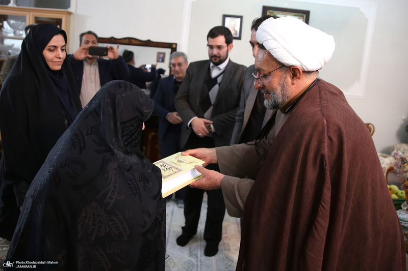 دیدار دست اندر کاران هفته فرهنگی بر استان آفتاب با خانواده شهداء