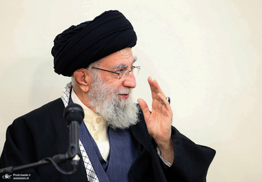رهبر معظم انقلاب: در کل کشور به اتحاد کلمه و همدلی نیاز داریم/ مجموعه های انقلابی باید کاملاً از افتادن در دام نحله های گوناگون فکری و جناح گرایی پرهیز کنند