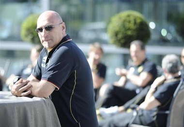 ویلموتس در تیم ملی فوتبال یک بادیگارد در کنار خود دارد + تصاویر
