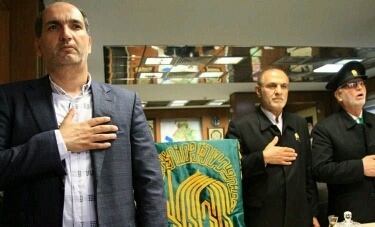 اهدای مدال افتخار خدمتِ آستان قدس به احمدی نژاد