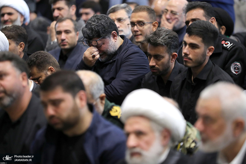 اقامه نماز رهبر معظم انقلاب بر پیکر رئیس جمهوری و یارانش