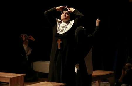 5 نمایش در بخش استانی جشنواره فجر در شهرکرد به روی صحنه رفت