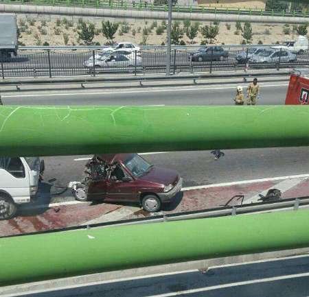 برخورد شدید کامیون با خودرو پراید در بزرگراه آزادگان تهران مصدوم با بالگرد به بیمارستان منتقل شد