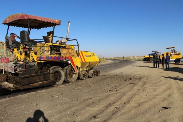 توقف ساخت جاده روستایی فاروج به علت وجود مصالح گل‌آلود