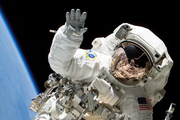 تردید مدیر ناسا برای ارسال فضانورد به ماه در ۲۰۲۴