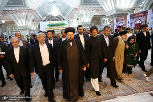 ادای احترام نخست وزیر پاکستان به مقام شامخ امام خمینی(س)